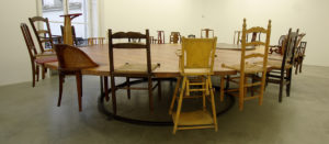 Chen Zhen “Round Table - Side by Side”, 1997 Bois, métal, chaises 180 x 630 x 450 cm