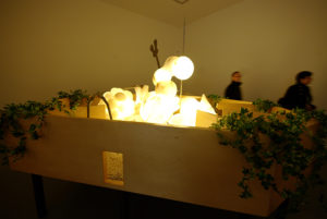 Chen Zhen “Zen Garden”, 2000 Albâtre, métal, plantes artificielles, bois, sable, petites pierres, ampoules électriques 175 x 340 x 300 cm