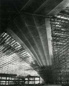 Centre national des industries et des techniques, La Défense, 1952-1958, vue de la voûte en cours de chantier, cliché Jean Biaugeaud, Paris © Fds Zehrfuss. Académie d'architecture/CAPA.