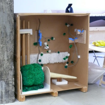 Danier Dewar et Grégory Gicquel, La couleur verte détachée de la montagne suit le mouvement de la truite prise (Sekite Hara), 2005 : vue de l’œuvre dans sa caisse de transport