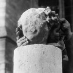 Tête de l'ange de saint Nicaise (Ange au Sourire) de la cathédrale de Reims. Tête reconstituée avec les morceaux retrouvés après le bombardement de la cathédrale en 1915. Photographie : Max Sainsaulieu (1870-1953) © Ministère de la Culture - Médiathèque du Patrimoine. Dist RMN-Grand Palais / Max Sainsaulieu