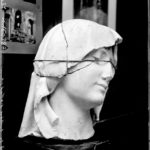 Vue de l'Exposition d’œuvres d'art mutilées ou provenant des régions dévastées par l'ennemi au Petit Palais, 1916. Objets d'art incendiés provenant du château de Baron (Oise). © Collection Bibliothèque de documentation internationale contemporaine