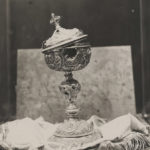 Vue de l'Exposition d’œuvres d'art mutilées ou provenant des régions dévastées par l'ennemi au Petit Palais, 1916. Ciboire et intérieur d'autel provenant de l'église de Gerbévillier. © Collection Bibliothèque de documentation internationale contemporaine