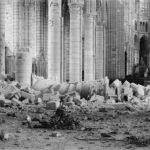 Cathédrale Saint-Gervais et Saint-Protais de Soissons après les bombardements de 1914-1915. Vue intérieure de la nef, vers le nord-est. Photographie