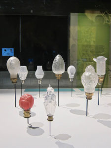 Ampoules à incandescence avec différentes formes de bulbe, la plus ancienne datée entre 1895 et 1904 © Aurélie Soligny
