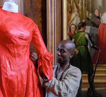 Lamyne M. mettant au point la robe de Blanche de Castille