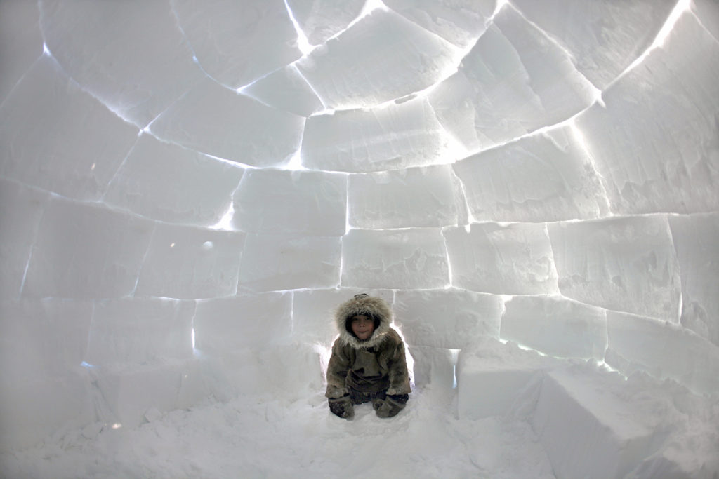 Campement d’Inuits au pôle Nord © Ton Koene