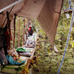 Tour du monde de l’habitat précaire à la Cité de l'Architecture 14 Habiter le campement - Groupe d'activistes écologiques, tree-sitting