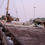 Tour du monde de l’habitat précaire à la Cité de l'Architecture 22 Habiter le campement - Un mmigrant campant sur le bateau l'ayant amené à Crotone