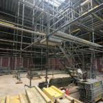 Au-dessus de l'échafaudage