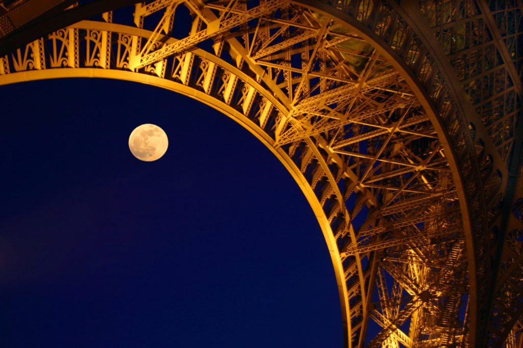 Lune sous la Tour Eiffel, Paris