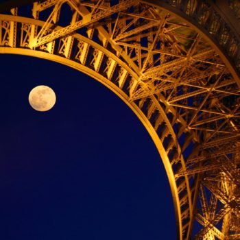 Lune sous la Tour Eiffel, Paris