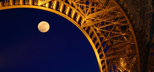 Lune sous la Tour Eiffel, Paris