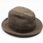 Plongez au cœur du secret avec l’exposition Guerres secrètes du Musée de l’Armée 5 Chapeau équipé d’un étui de pistolet Tweed, cuir, métal ; ø 30 x H. 16 cm Combined Military Services Museum, Maldon, U. K. © Paris - Musée de l'Armée, Dist. RMN-Grand Palais / Emilie Cambier