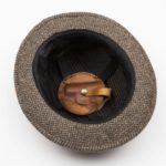 Plongez au cœur du secret avec l’exposition Guerres secrètes du Musée de l’Armée 6 Chapeau équipé d’un étui de pistolet Tweed, cuir, métal ; ø 30 x H. 16 cm Combined Military Services Museum, Maldon, U. K. © Paris - Musée de l'Armée, Dist. RMN-Grand Palais / Emilie Cambier