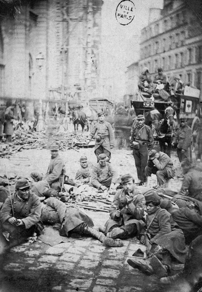 Entrée des troupes de Versailles. Église Saint Jean-Baptiste de Belleville, rue de Belleville, mai 1871, Paris, Bibliothèque historique de la ville de Paris © photo BHVP / Roger-Viollet