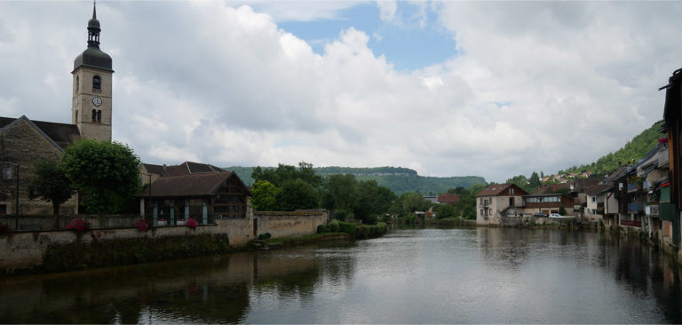 Le village d'Ornans dans le Doubs