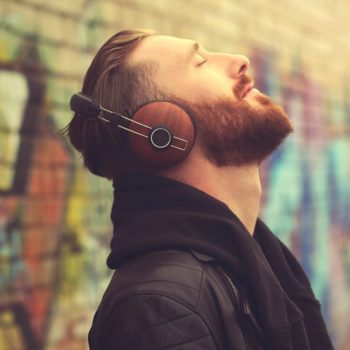 man listening music © DR