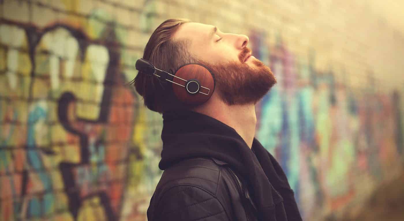 man listening music © DR