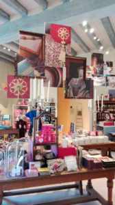 5 questions à Diane Rosenstein, responsable des ventes au Centre des Monuments Nationaux 4 La boutique du château d'Azay le Rideau © DR