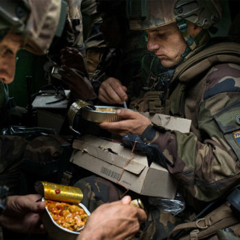 Légionnaires français mangeant leurs rations dans leur VAB ©Paris - Musée de l'Armée, Dist. RMN-Grand Palais / Edouard Elias ©Edouard Elias
