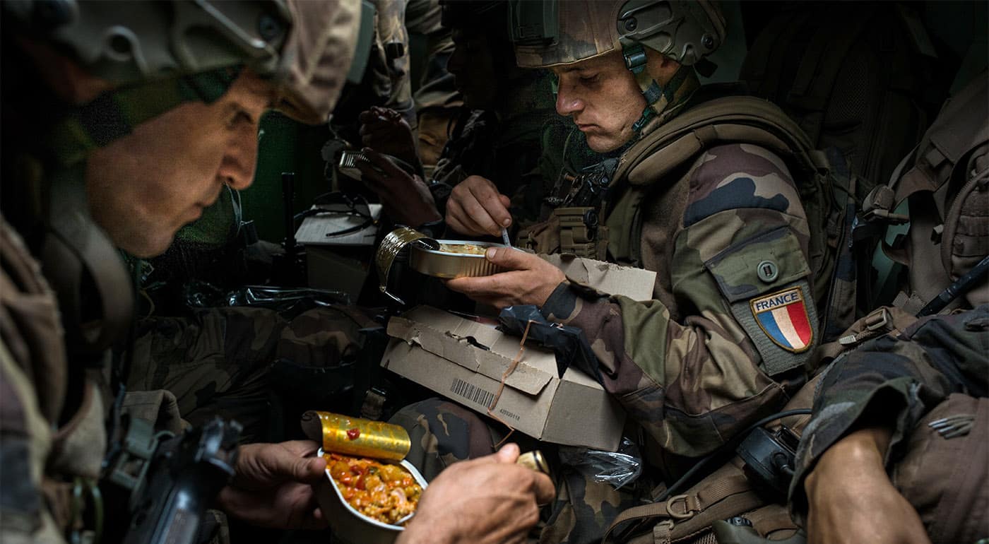 Légionnaires français mangeant leurs rations dans leur VAB ©Paris - Musée de l'Armée, Dist. RMN-Grand Palais / Edouard Elias ©Edouard Elias