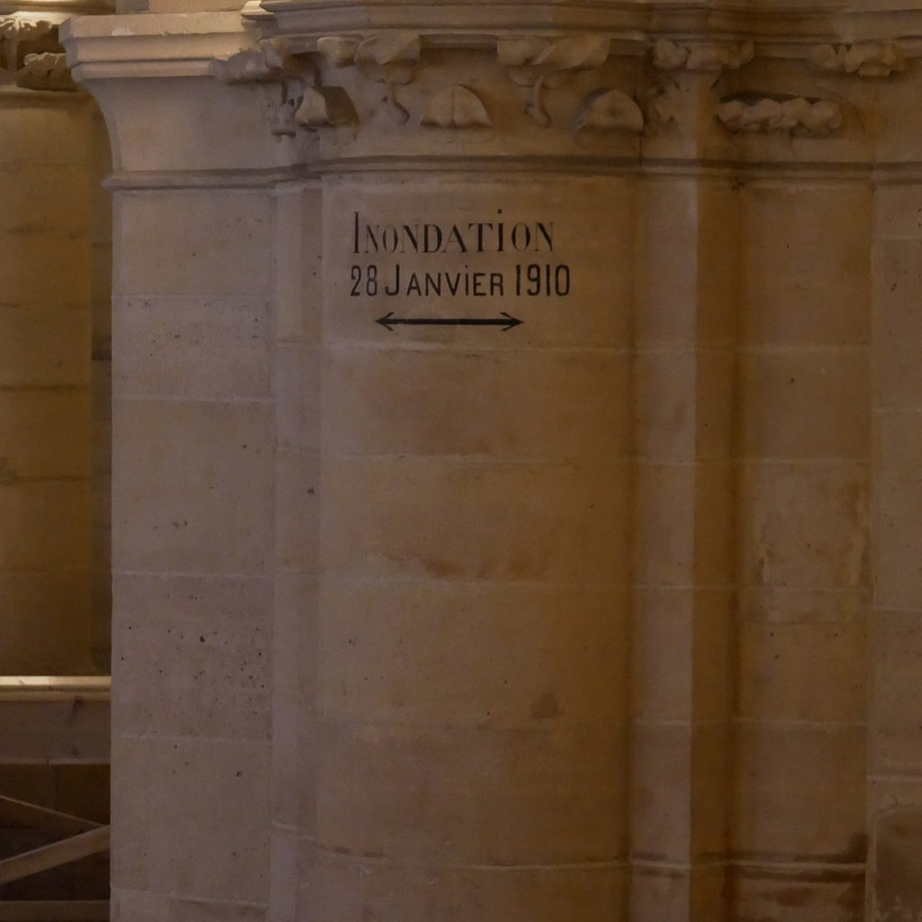 Stéphane Thidet invite la Seine dans la Conciergerie 4 Trace de l'inondation de 1910 dans la Conciergerie