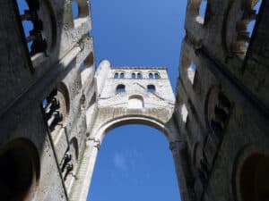 L'abbaye de Jumièges : la beauté d'une architecture mutilée 4 L'abbaye de Jumièges