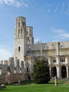 L'abbaye de Jumièges : la beauté d'une architecture mutilée 8 L'abbaye de Jumièges