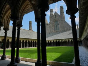 De Paris au Mont-Saint-Michel à vélo sur la Véloscénie 57 Cloître du Mont-Saint-Michel