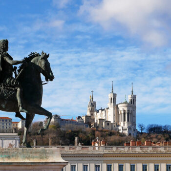 Lyon, vue sur la basilique de Fourvière depuis la place Bellecour