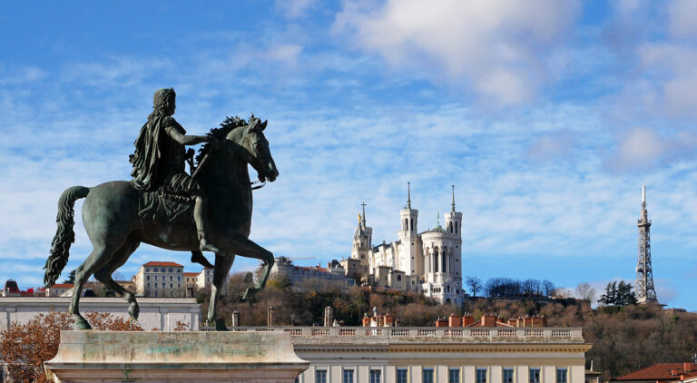 Lyon, vue sur la basilique de Fourvière depuis la place Bellecour