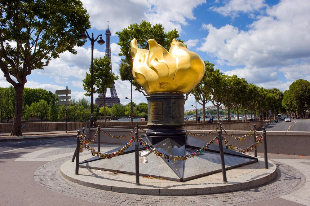 Flamme de la Statue de la Liberté à Paris, pont de l'Alma. Robert Hoetink / Shutterstock
