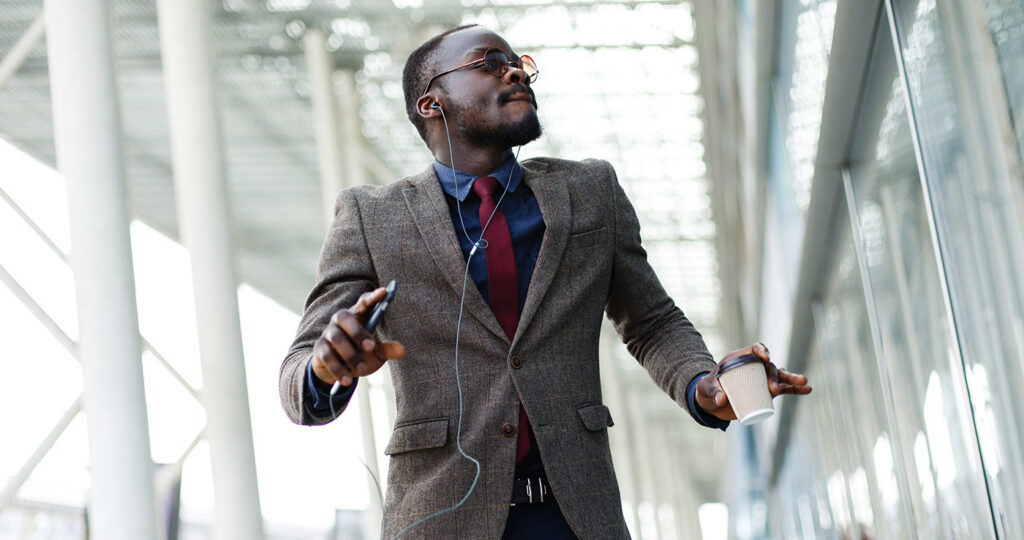 Playlist homme écoute de la musique