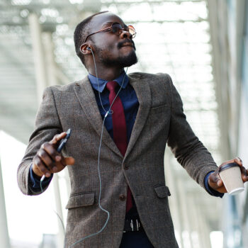 Playlist homme écoute de la musique