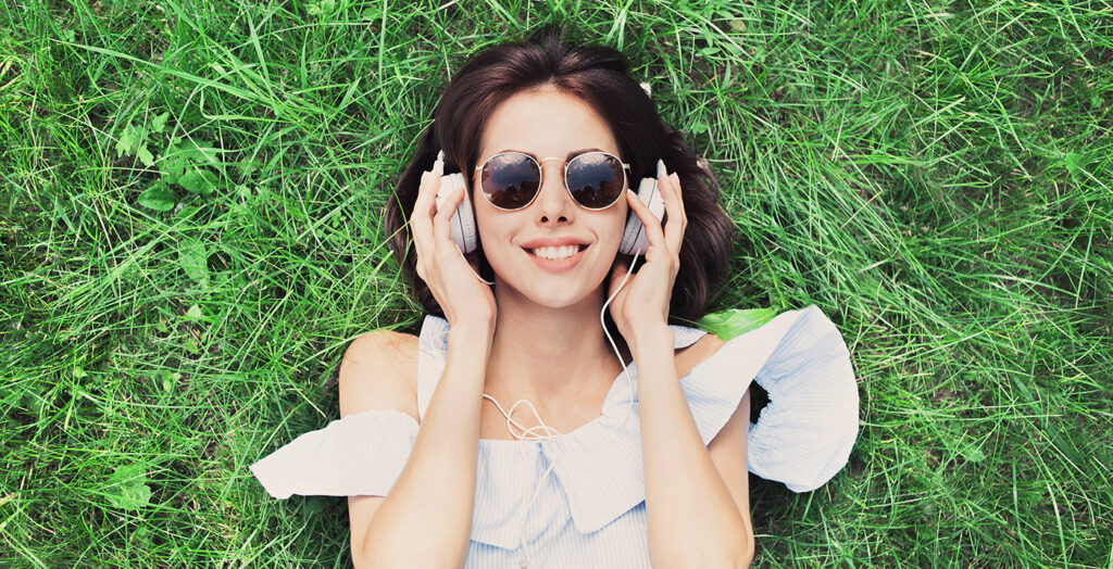 Femme écoutant de la musique