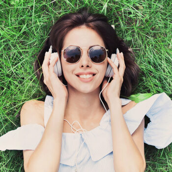 Femme écoutant de la musique