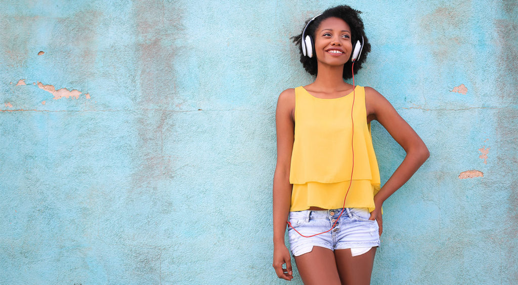 Jeune femme écoutant de la musique