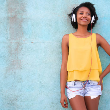 Jeune femme écoutant de la musique