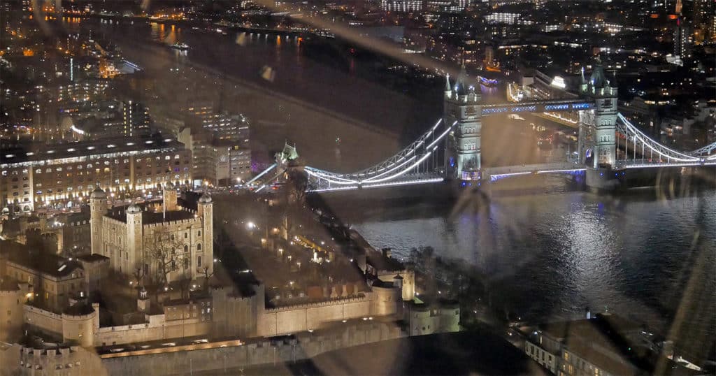 Vue sur la tour de Londres depuis le Tower Bridge