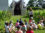 Découverte du Clos du Frac Alsace et du portail d'Elmar Trenkwalder lors d'un rdv avec le jeune public. Photo Frac Alsace