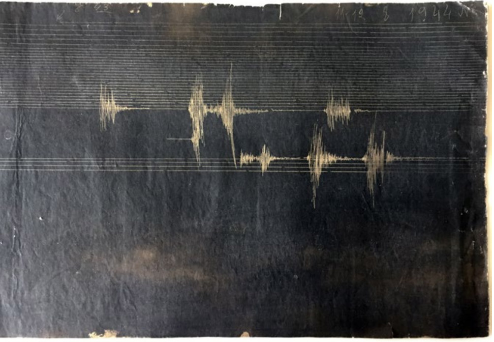 Sismogramme (noir de fumée, «Wiechert ») 11/12 août 1944.
Numérisation: Romain Darnaud, 2019 © École et Observatoire des Sciences de la Terre,
Université de Strasbourg