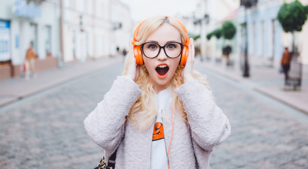 Femme écoutant de la musique