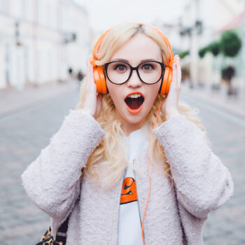 Femme écoutant de la musique