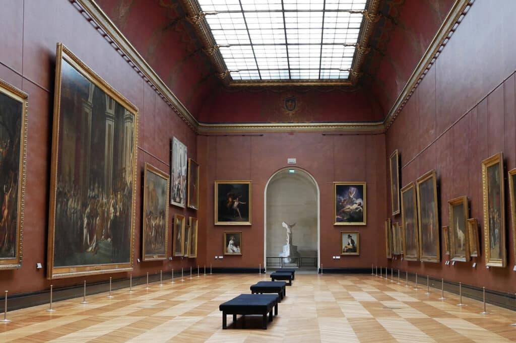 Le musée du Louvre vide