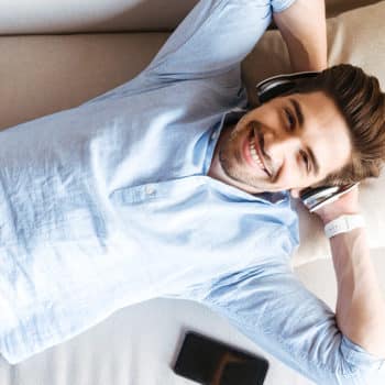 Homme écoutant de la musique à la maison