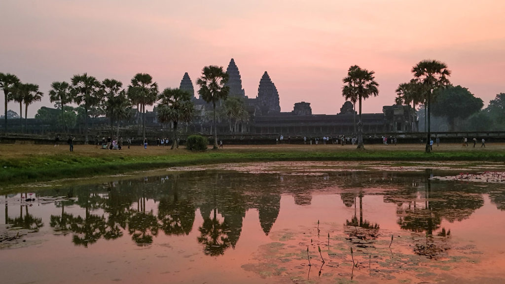Lever de soleil sur le temple d'Angkor Vat au Cambodge