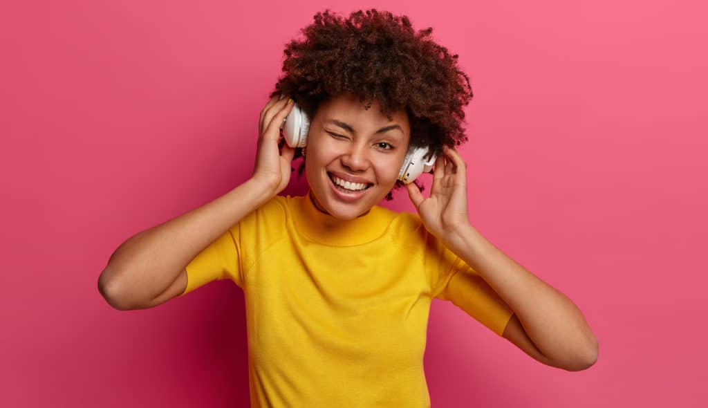 Femme écoutant de la musique. Stock photo de wayhomestudio / freepik