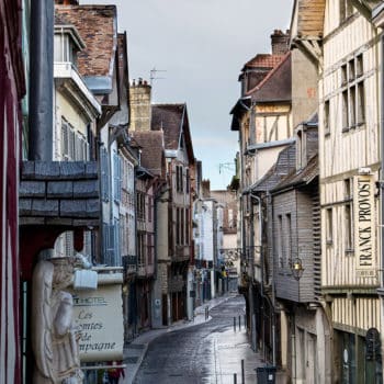 Rue typique de Troyes dans l'Aube