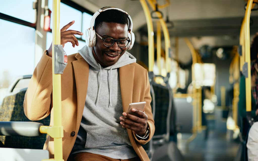 Homme écoutant de la musique